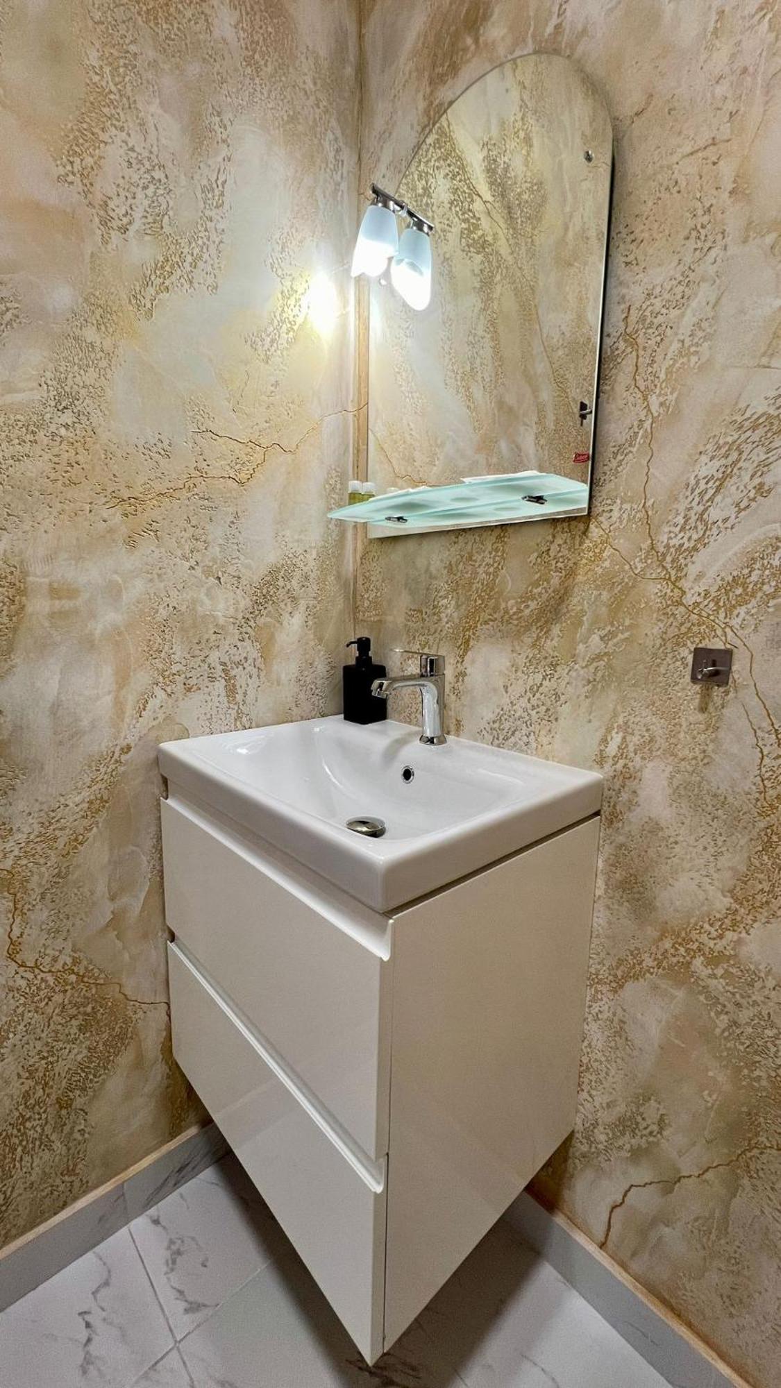 Hotel Fantazia Oradea - Self Check In & Out Extérieur photo
