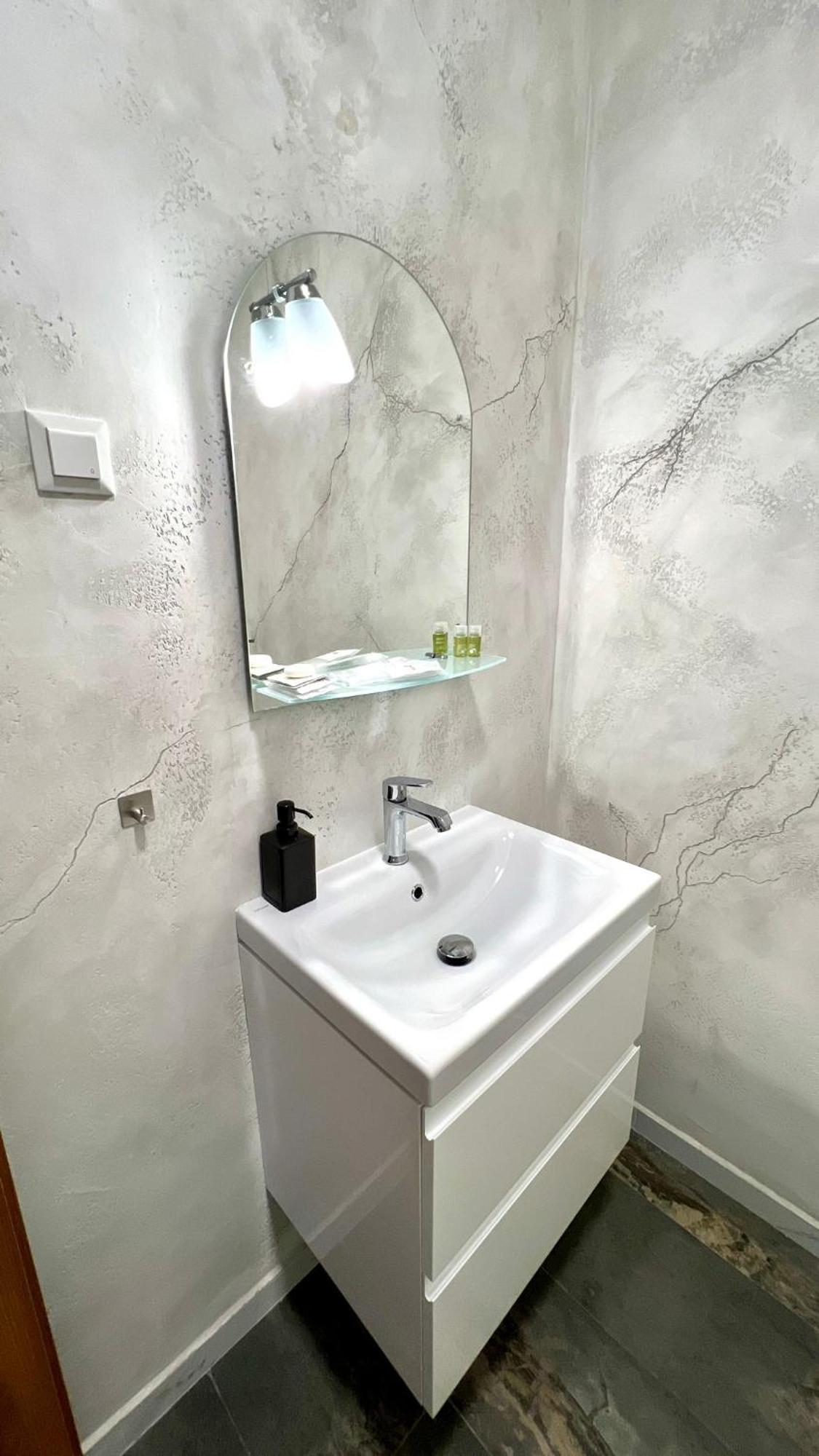 Hotel Fantazia Oradea - Self Check In & Out Extérieur photo